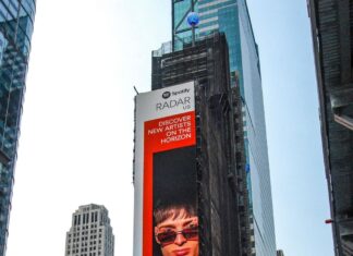 ¡Imparable! Peso Pluma Aparece En Time Square