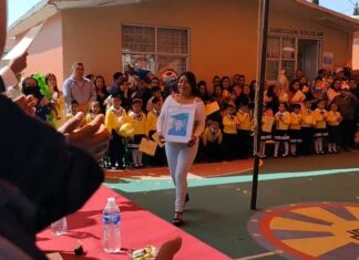 Mamá lleva foto de su hijo fallecido a su graduación de kínder