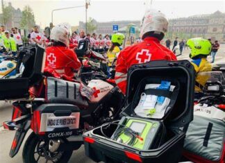Un motociclista del Grupo de Atención Médica Táctica tuvo un choque con una camioneta Nissan frente al Instituto Tecnológico de Tepic.