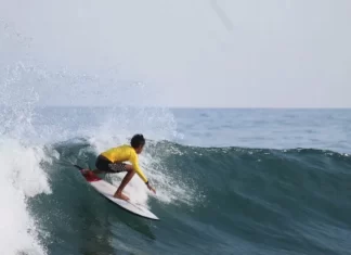 Destacan surfistas nayaritas en primer día de competencia en Juegos Nacionales Conade