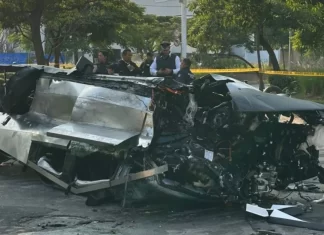 Cybertruck queda destrozada tras volcar en Guadalajara