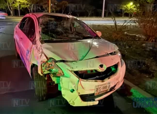 Vuelca tras impactar poste y motociclista en Boulevard Colosio de Tepic