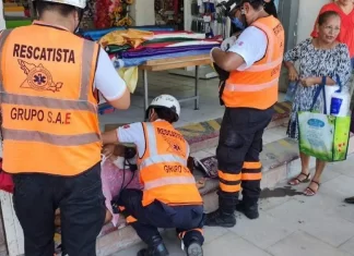 Mujer cae inconsciente en pleno centro de Santiago por golpe de calor
