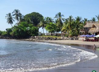 Vuelca banana y turistas tienen que ser rescatados por la Marina en Las Islitas