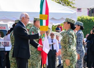 El gobernador del estado, Miguel Ángel Navarro Quintero, encabezó la ceremonia oficial por el Día de la Bandera en la Decimotercera Zona Militar, en Tepic, junto a autoridades civiles y militares.