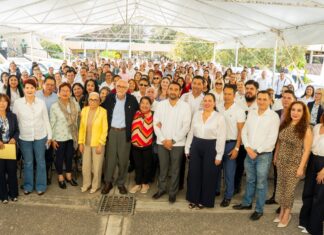 Para hacer justicia a la comunidad educativa, el gobernador del estado, Miguel Ángel Navarro Quintero, acompañado de su esposa, la presidenta del Sistema DIF Nayarit, doctora Beatriz Estrada Martínez, encabezó la entrega de equipamiento y vehículos para fortalecer la educación básica en Nayarit.