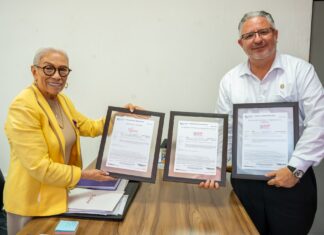 La presidenta del Sistema DIF Nayarit, doctora Beatriz Estrada Martínez, recibió de manos del secretario de Desarrollo Económico y Social de Nayarit, César Octavio Lara Fonseca, los títulos de registro de tres marcas institucionales gestionadas por el organismo ante el Instituto Mexicano de la Propiedad Industrial.