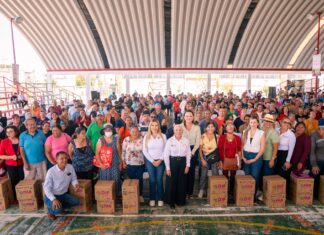 Brinda Beatriz Estrada bienestar a las familias de la colonia Los Sauces en Tepic