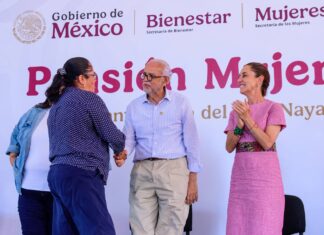 Claudia Sheinbaum y Miguel Ángel Navarro entregan en Santa María del Oro tarjetas de la Pensión Mujeres Bienestar