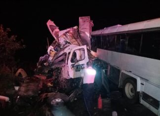 Coordinación interinstitucional atiende accidente carretero en Rosamorada