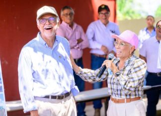 Miguel Ángel Navarro y Beatriz Estrada entregan nueva barda para brindar mayor seguridad en telesecundaria de Acaponeta