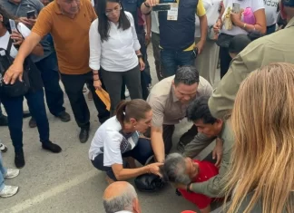 Presidenta Sheinbaum ayudó a mujer que se desmayó en San Luis Potosí