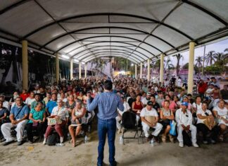 Héctor Santana refrenda su compromiso con comerciantes de playa de Bahía de Banderas