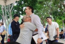 Héctor Santana atiende personalmente a ciudadanos de Jarretaderas