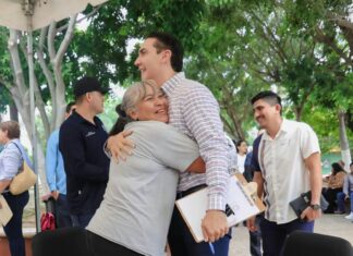 Héctor Santana atiende personalmente a ciudadanos de Jarretaderas